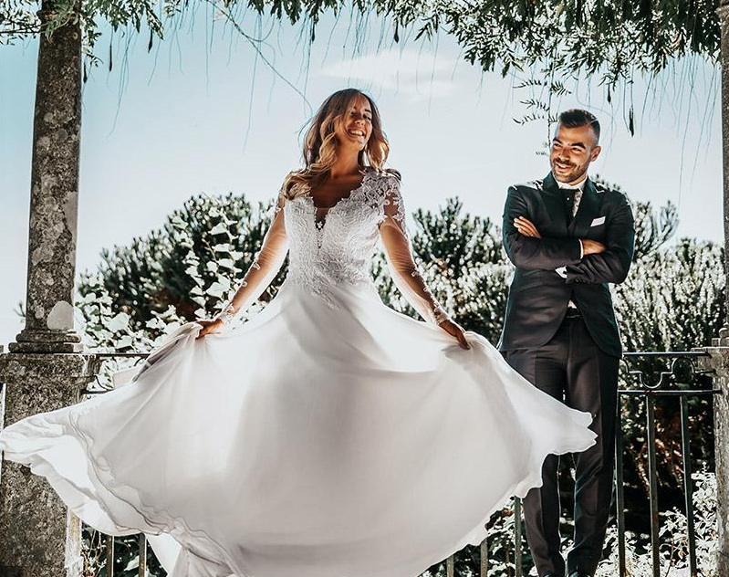 Vestuvinė pora lauke – meilės istorija su nuotrauka, paversta magnetuku