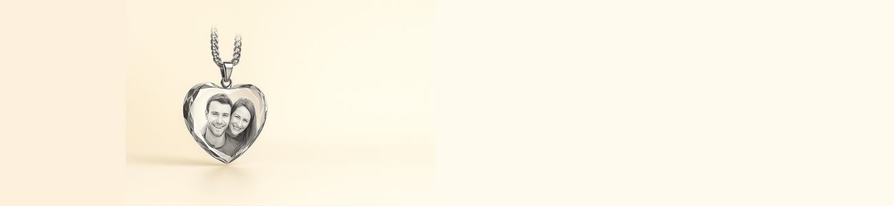 Širdelės formos kristalinis pakabukas su graviruota nuotrauka ir grandinėle, šviesus fonas